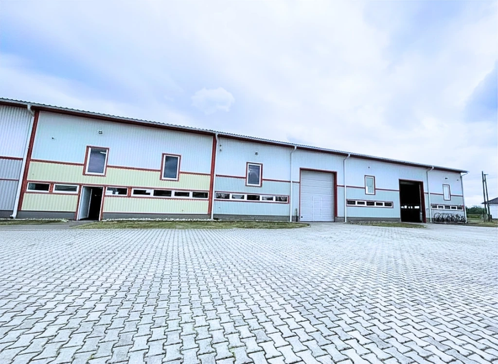 Kiadó 903.72 m2 ipari, keresk. épület, Újrónafő