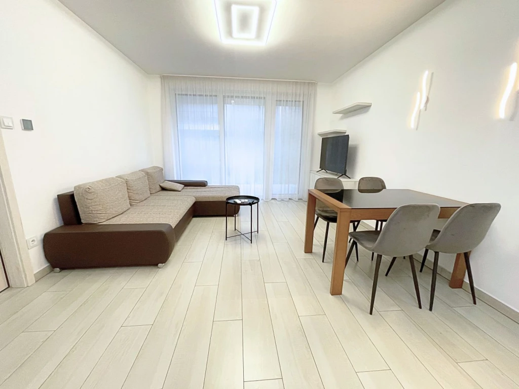 Kiadó 53 m2 tégla lakás, Győr