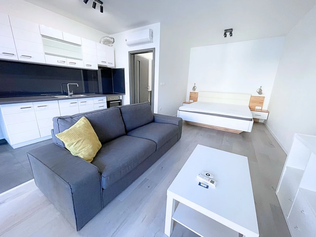 Kiadó 42 m2 tégla lakás, Győr