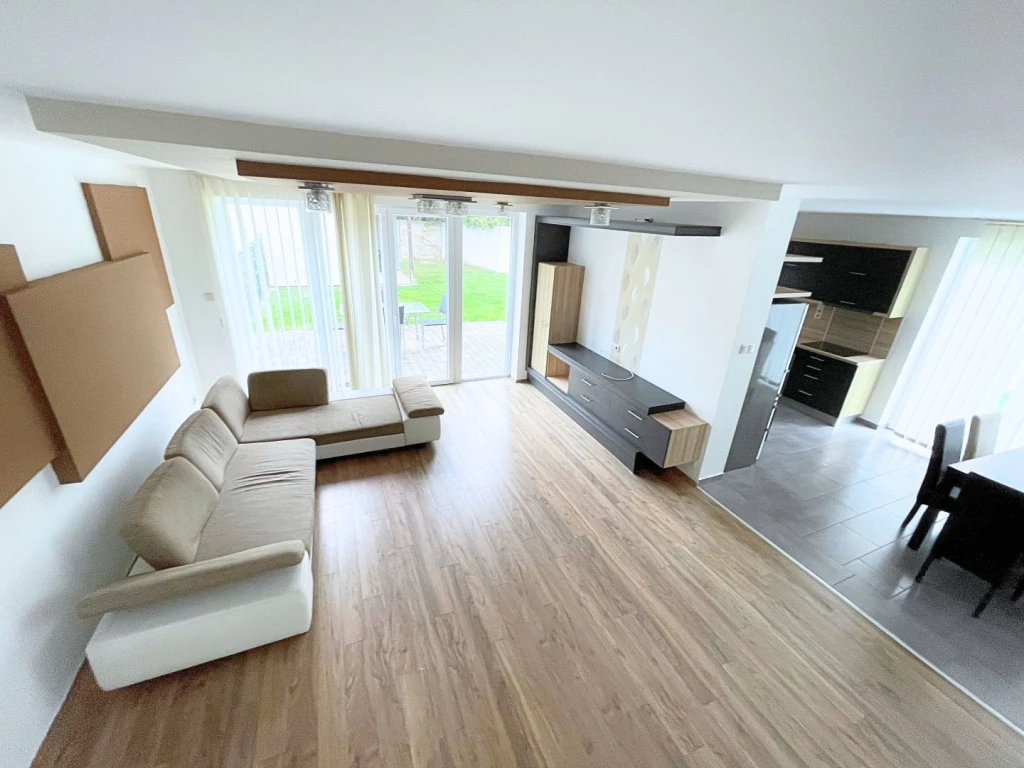 Kiadó 220 m2 ikerház, Győr