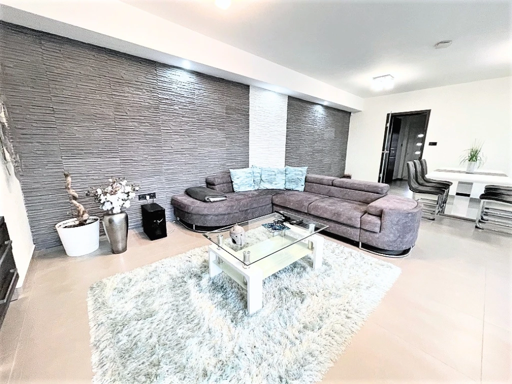 Eladó 300 m2 családi ház, Győrújbarát