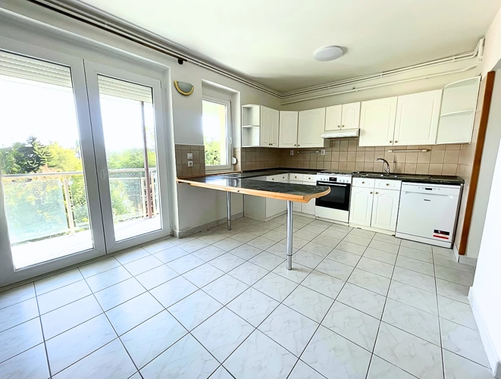Kiadó 120 m2 tégla lakás, Győr