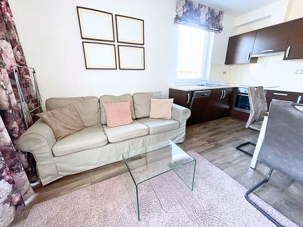 Kiadó 40 m2 tégla lakás, Győr