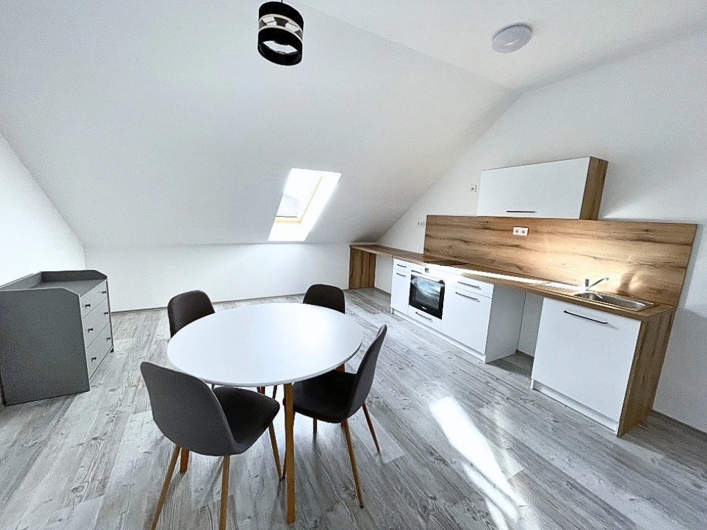 Kiadó 60 m2 tégla lakás, Győr