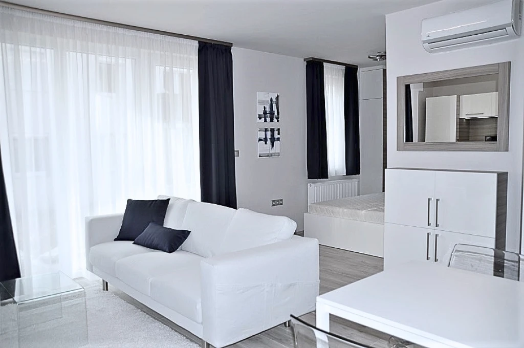 Kiadó 42 m2 tégla lakás, Győr