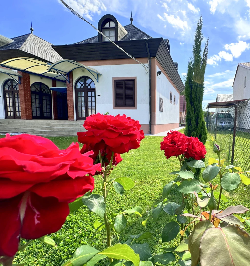 Balatonberényben a VÍZPARTHOZ KÖZEL egy 2x2 szintes NYARALÓ