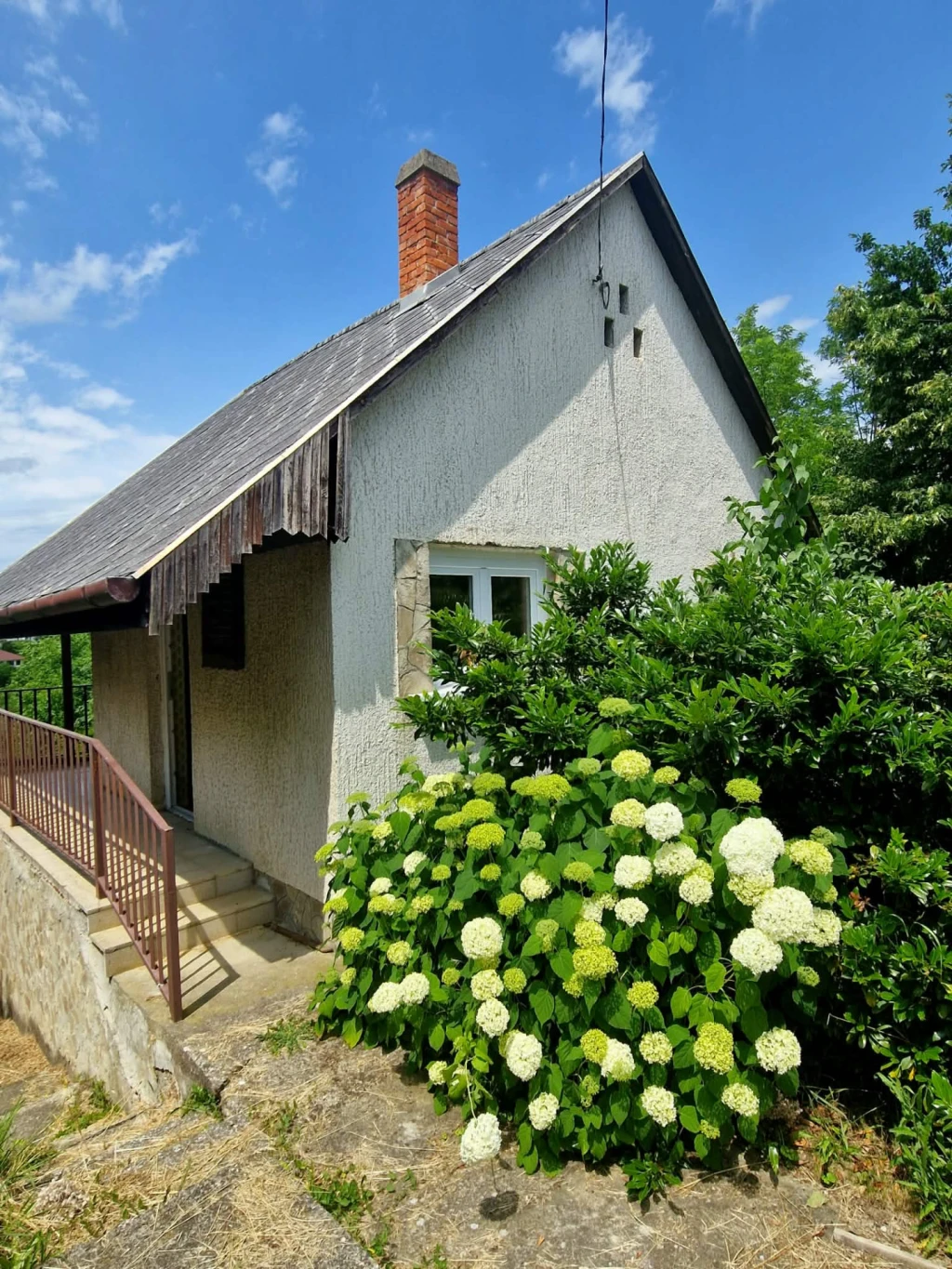 Zalaegerszeg, Jánkahegy – panorámás, két szintes tégla házikó, nagy telekkel, FÜRDŐSZOBÁVAL!