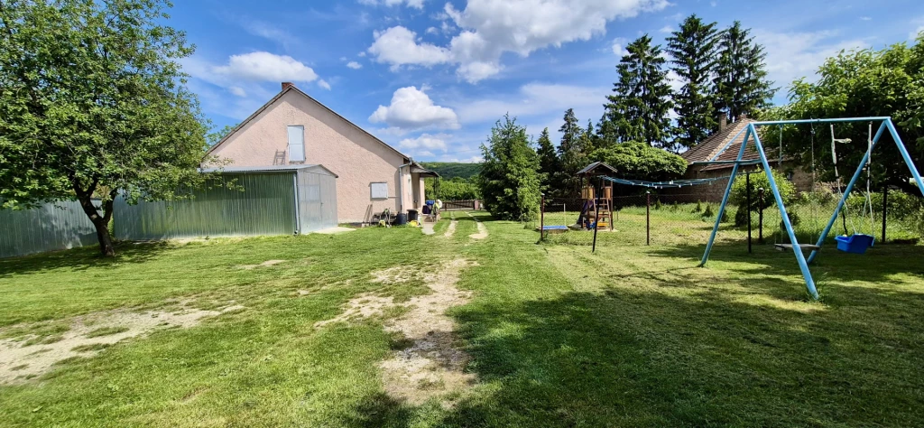 Eladó családi ház Pakod csendes mellékutcájában, távol a szomszédoktól – hangulatos kerttel!