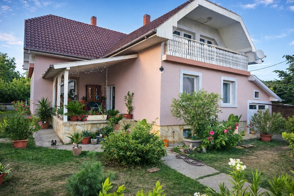 Eladó 3 szintes igényesen felújított panorámás családi ház csendes utcában Vonyarcvashegyen