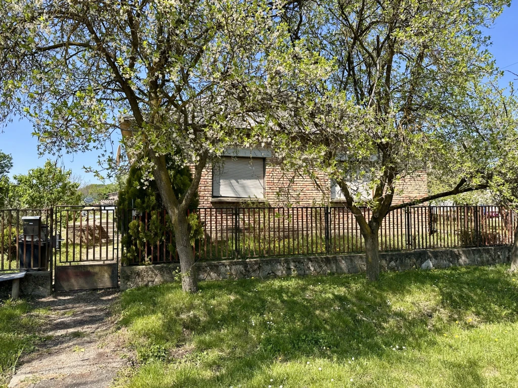 Eladó Zala megyében csendes faluban egy 91 nm-es, 3 szobás TÉGLA ház 1897 nm-es telekkel