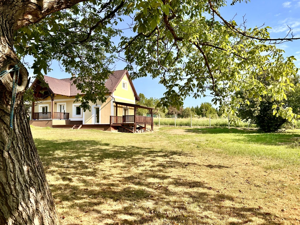 Eladó igényesen felújított 4 szobás családi ház – Cserszegtomaj, csendes környezet, nagy telek
