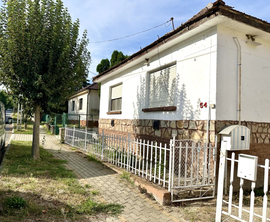 FELÚJÍTANDÓ CSALÁDI HÁZ KÖZEL 2000 M²-ES BELTERÜLETI TELKEN, HÉVÍZ–EGREGYEN