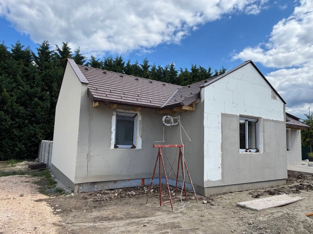 Tata csendes utcájában új építésű, energiahatékony családi házak