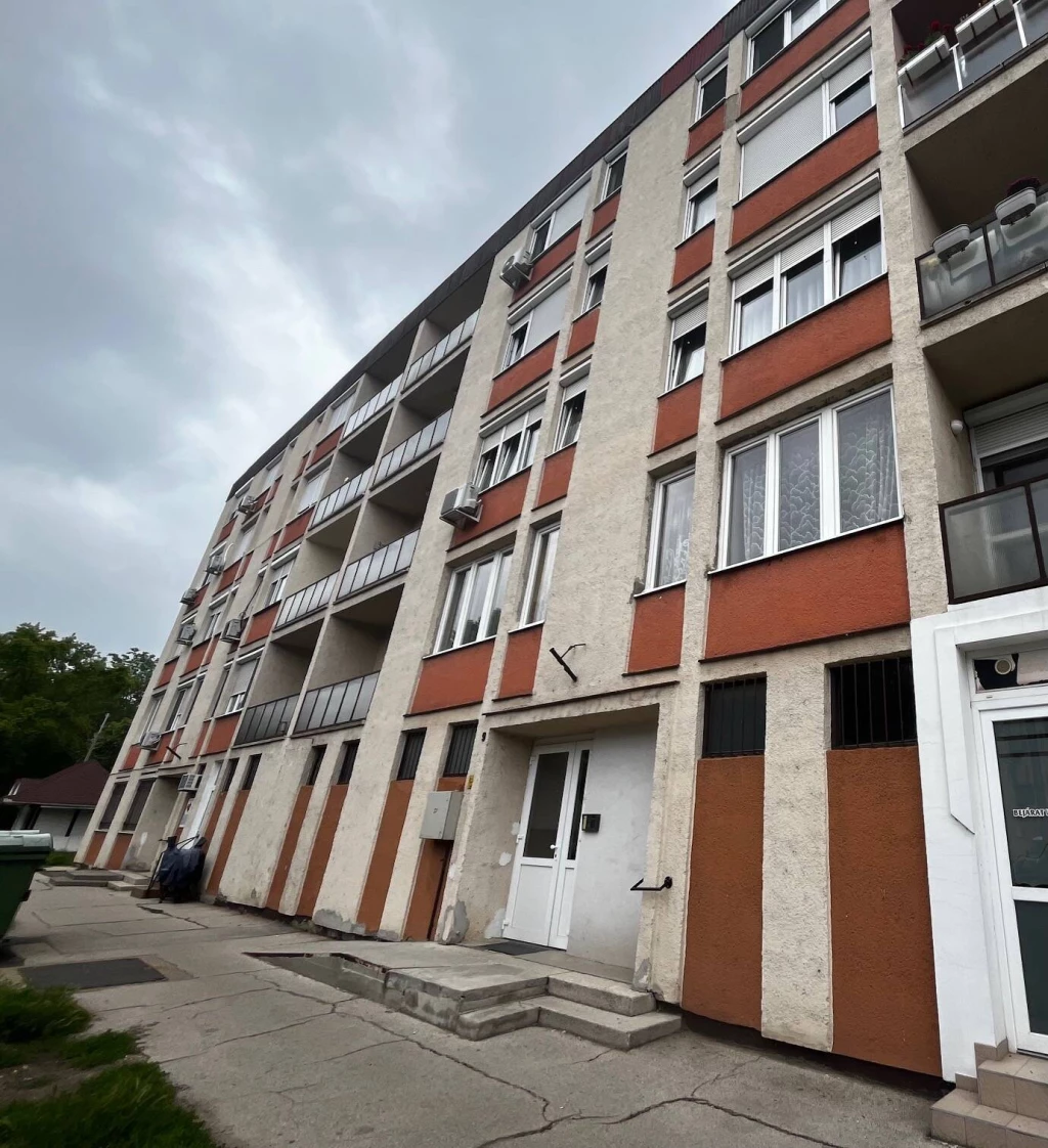 Oroszlány frekventált részén, 1. emeleti, erkélyes, 54 m²-es, 2 szobás lakás eladó – kiváló elhelyezkedés, kényelmes otthon!