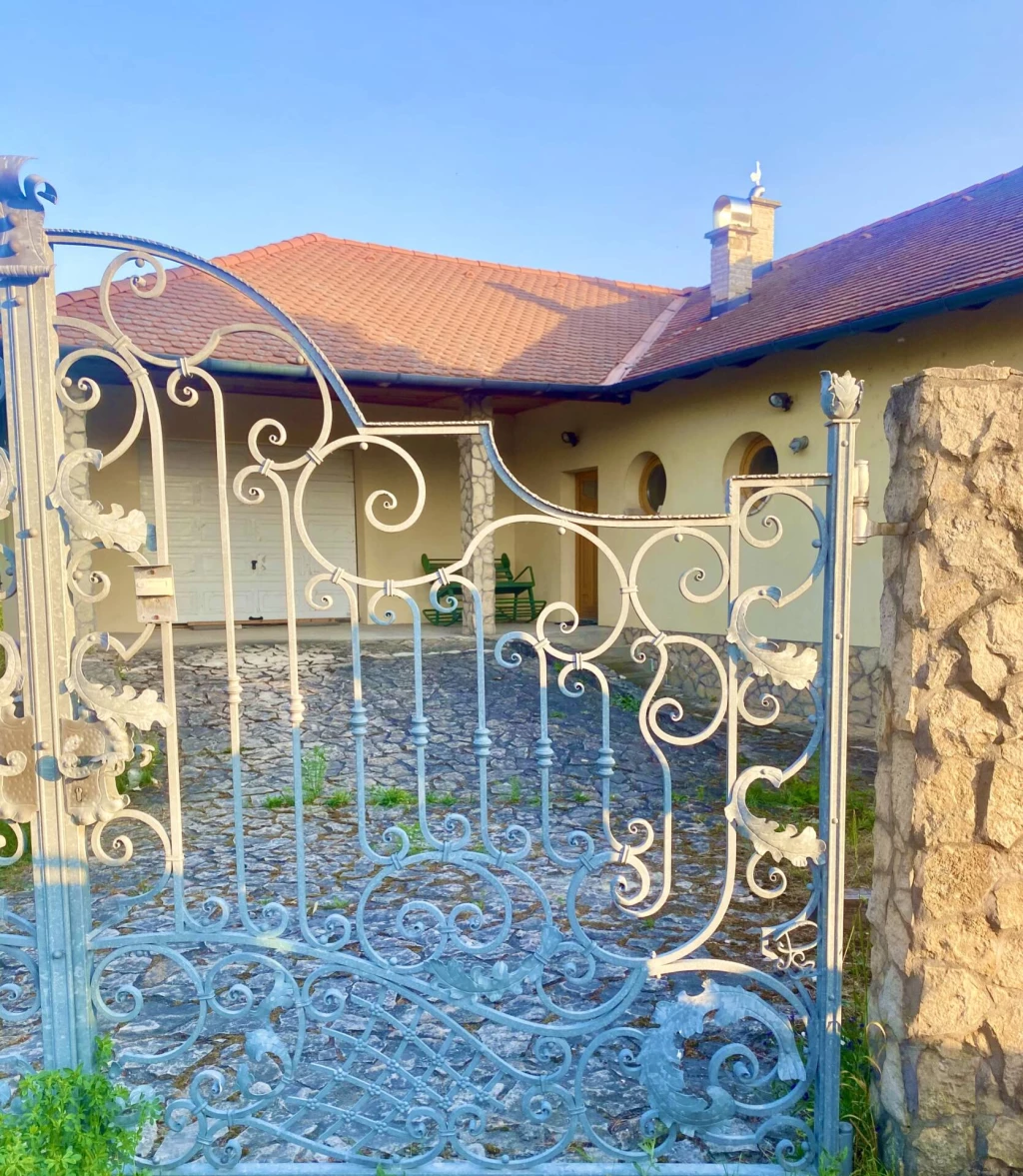 Modern erőd a nyugalom szigetén - csak rád vár Koppánymonostoron!