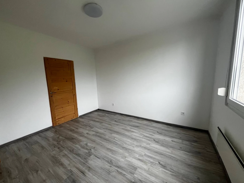 Hosszú távra kiadó egy igényesen felújított, 53 m²-es lakás Tata belvárosában, a 3. emeleten.