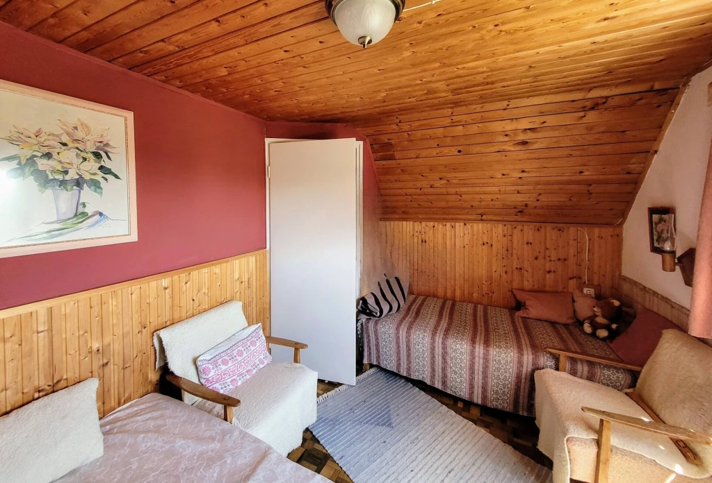 Eladó panorámás ikernyaraló Badacsonytomaj csendes utcájában
