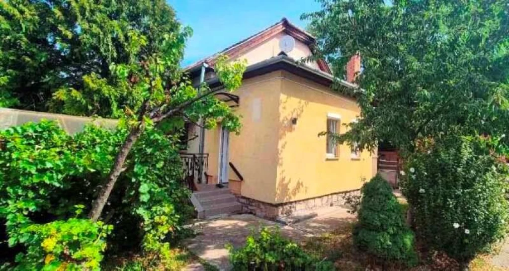 Csillaghegyi ikerház eladó saját kertrésszel, felújítva, azonnal költözhetően!