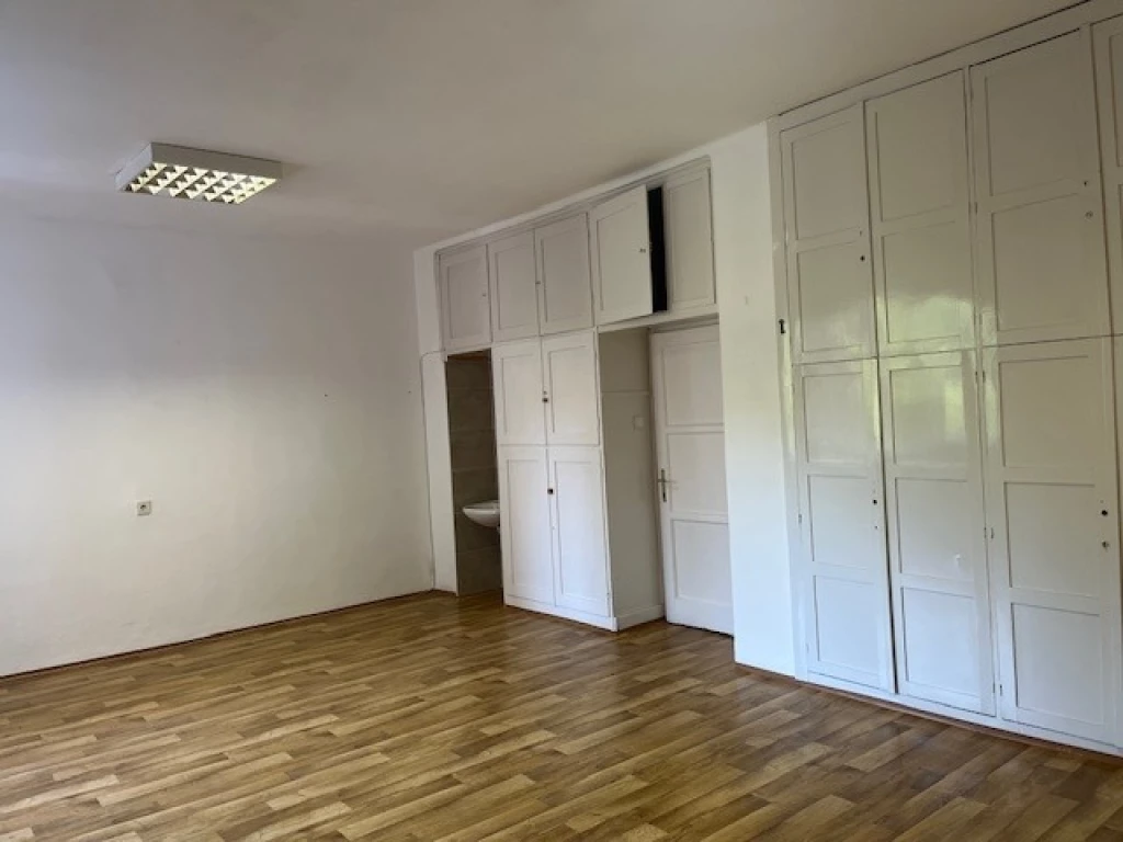 Eladó Iroda, Komló Pécsi út 6.900.000 Ft