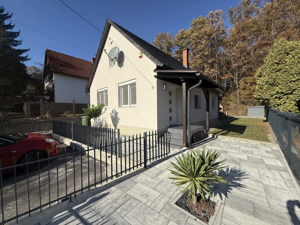 c3-1-name c2-1-name, Komló, Fürj köz