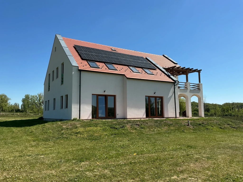 Eladó Ház, Pécsely külterület 399.000.000 Ft
