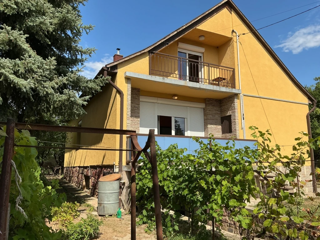 c3-1-name c2-1-name, Balatonvilágos
