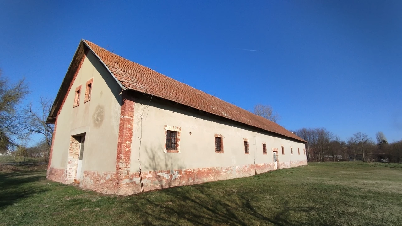 Eladó egyéb kereskedelmi-ipari, Ádánd