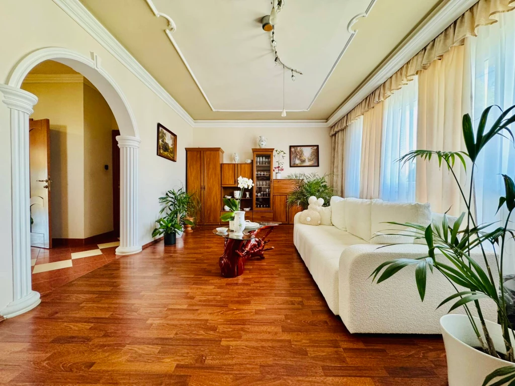 Ez az otthon nem csupán egy ház – ez egy életstílus, ahol a családok, akár több generáció is kényelmesen együtt élhetnek!