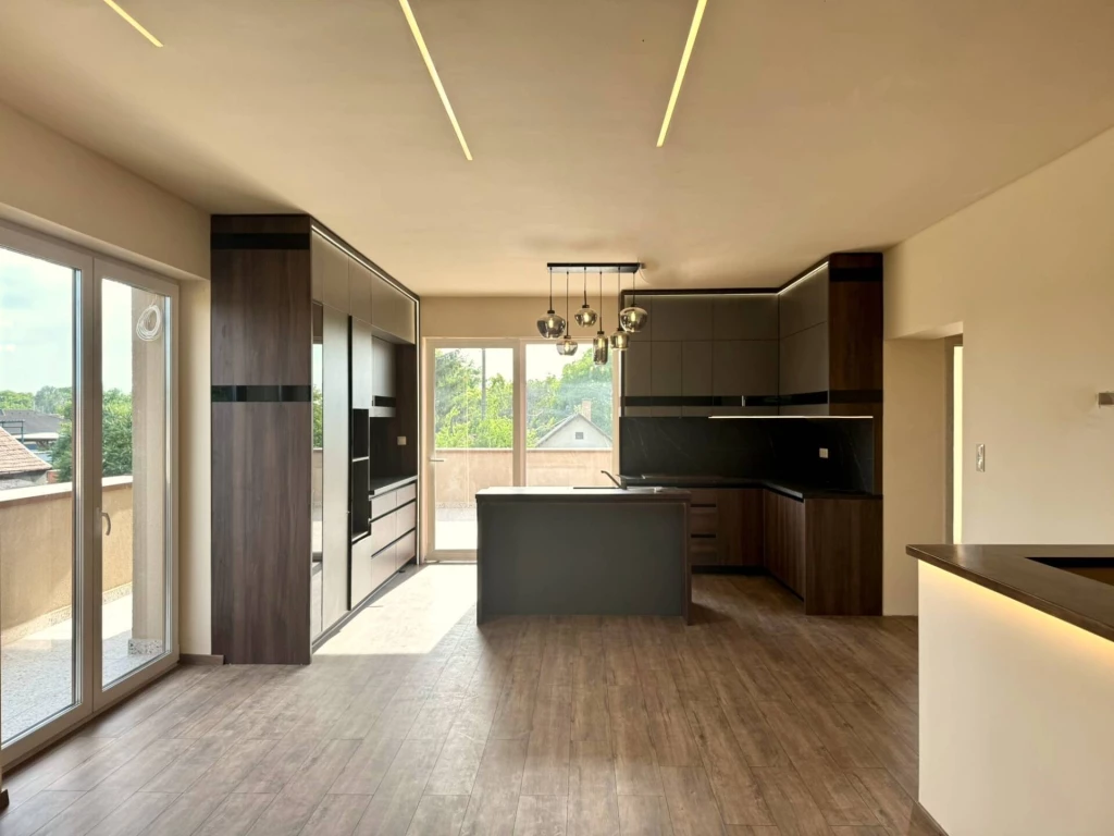 Exkluzív, 1. emeleti lakás 130 m²-es panorámás, hatalmas terasszal, 250 m²-es saját, lekerített udvarral és garázzsal – Új építésű otthon PRÉMIUM MINŐSÉGBEN!