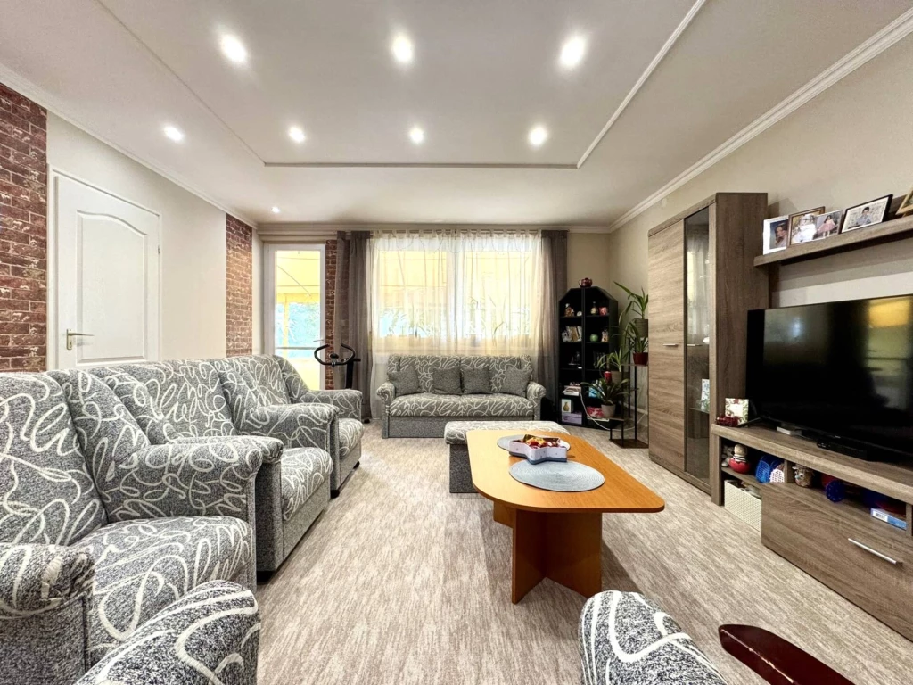 Eladó szép állapotú, tágas családi ház Debrecen kiemelkedő kertvárosi részén