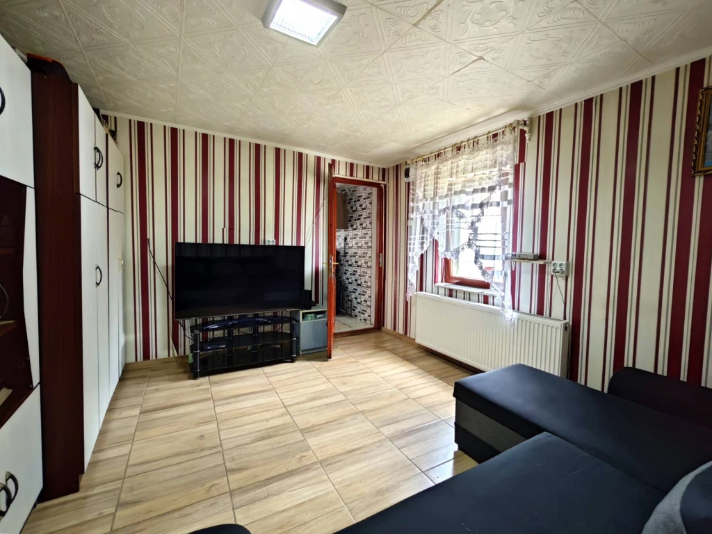 Miskolc-Vasgyár kertvárosias, csendes részén eladó egy jó állapotú, részben felújított ikerház, 66 m²-es lakótérrel, 12 m²-es hangulatos terasszal és saját, 466 m²-es telekkel.