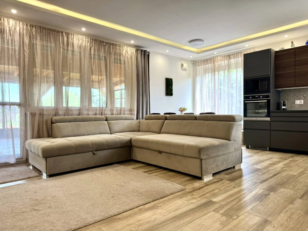 Igényes, energiatakarékos családi ház eladó Debrecen zöldövezetében, mégis közel a belvároshoz.