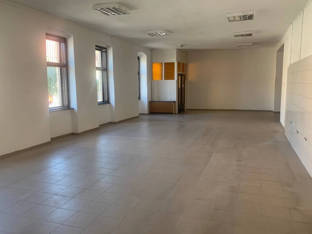 Sokoldalúan hasznosítható üzlethelyiség Sátoraljaújhely szívében