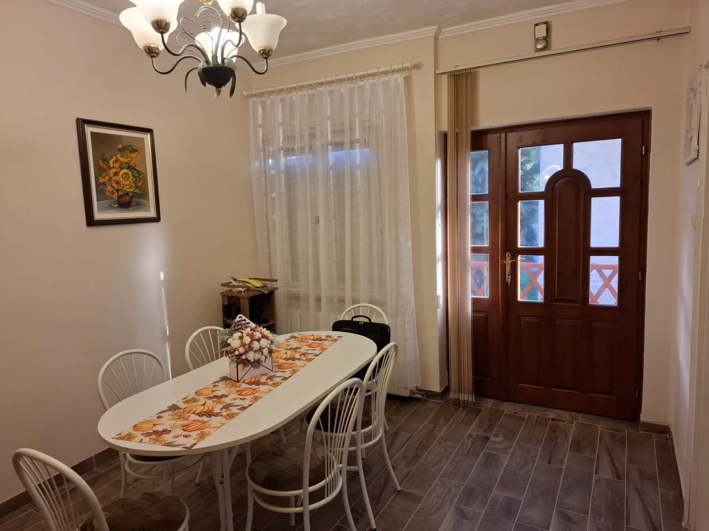 Encs belterületén, kertvárosi részen szépen karbantartott, 4 szobás, étkezős családi ház eladó!