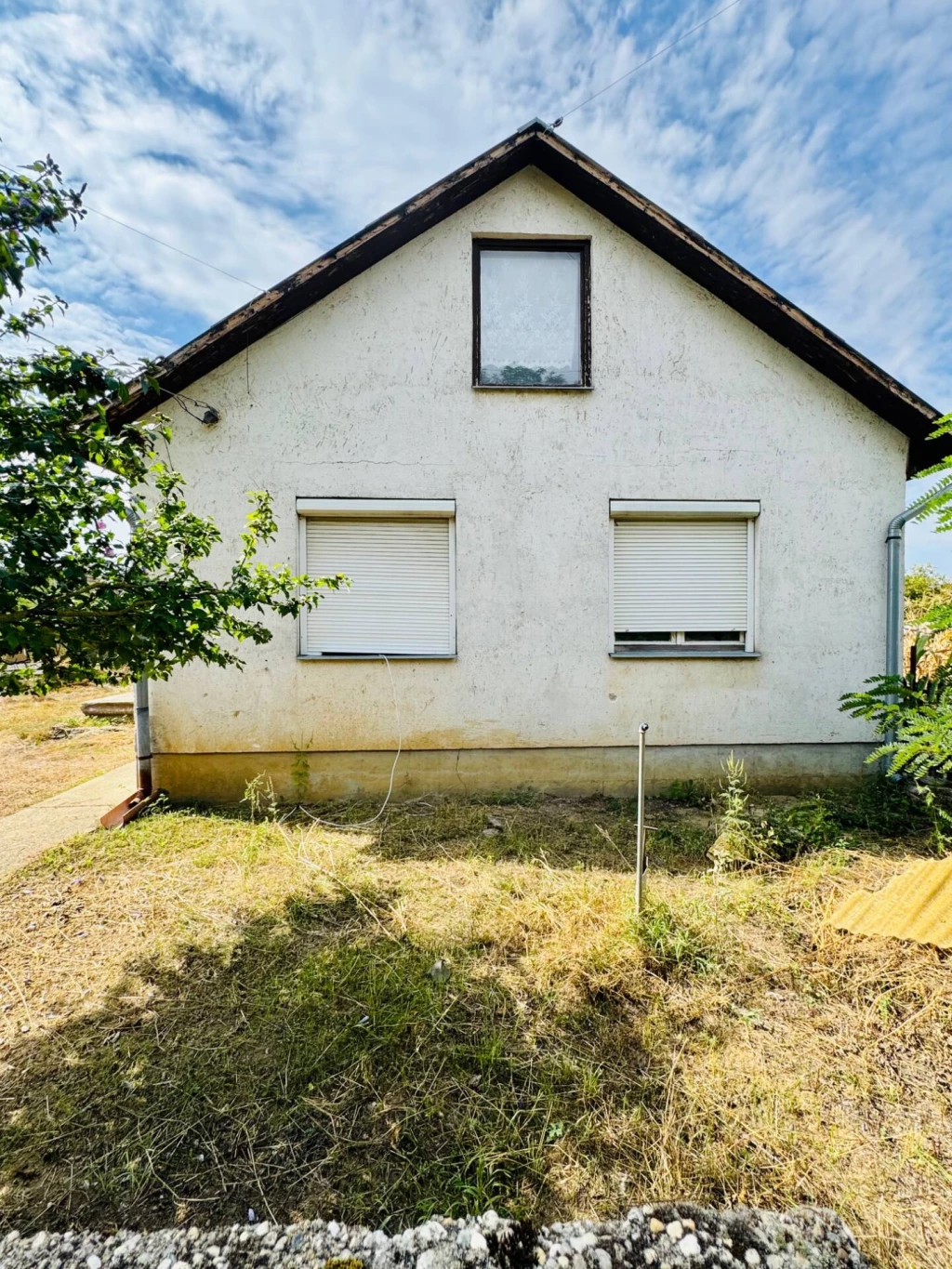 Eladó Petenerháza egyik csendes utcájában egy 58 m²-es, téglából épült kis családi ház, közel 2000 m²-es telekkel.