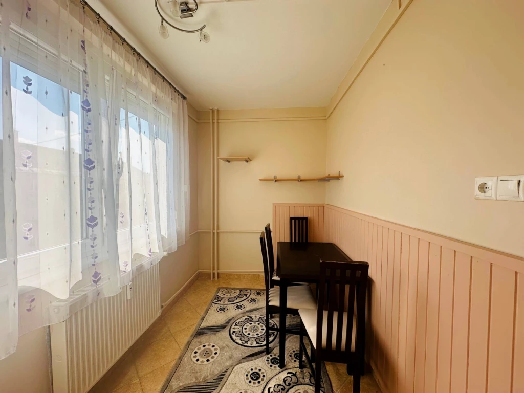 Kiadó Miskolcon a Győri kapuban a Rácz Ádám utcában egy 35 m2-es 3. emeleti szép állapotú részben bútorozott lakás.