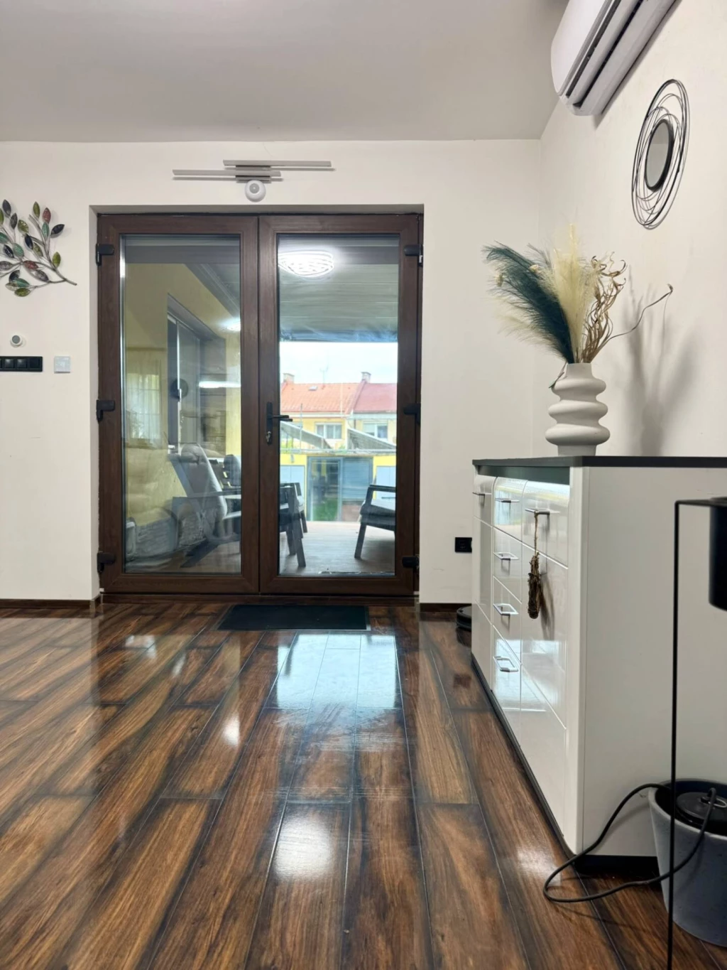 Eladó prémium kategóriás, okosotthon sorház – 85 m² + dupla garázs, 195 m² telek.