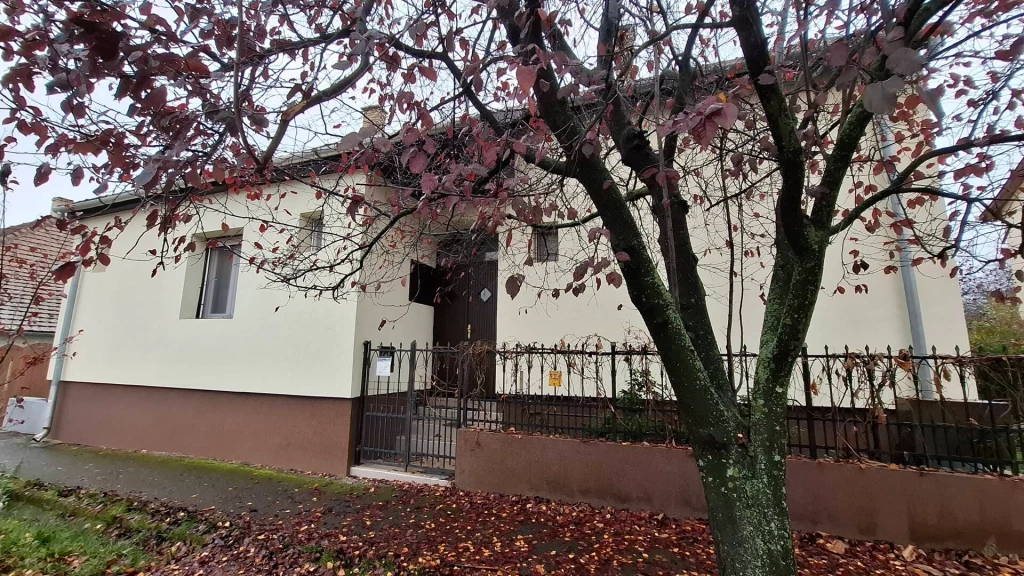 Sárospatakon nagy terekkel rendelkező családi ház eladó – csendes, mégis központi elhelyezkedéssel