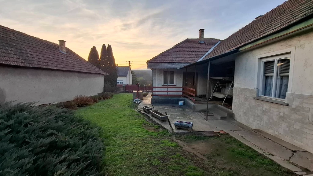 Baktakék központjában 4 szobás családi ház eladó