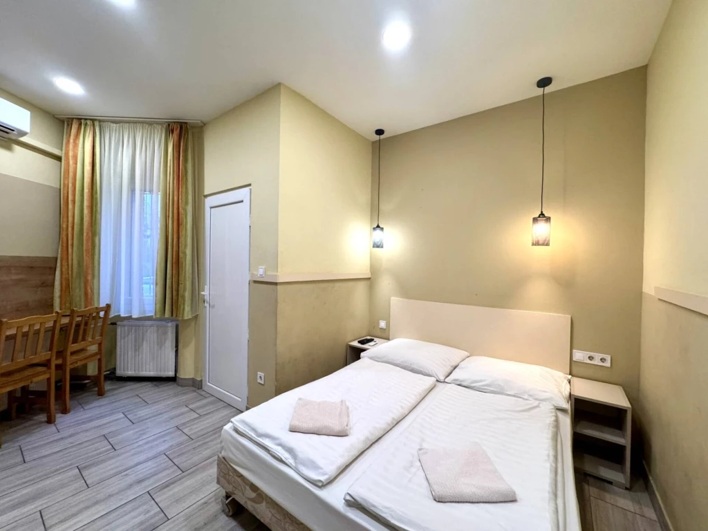 Debrecen belvárosának egyik legkeresettebb részén, a Kálvin téren (Vár utca) eladásra kínálunk egy 55 m² alapterületű, jelenleg lakásként / apartmanként kialakított földszinti üzlethelyiséget