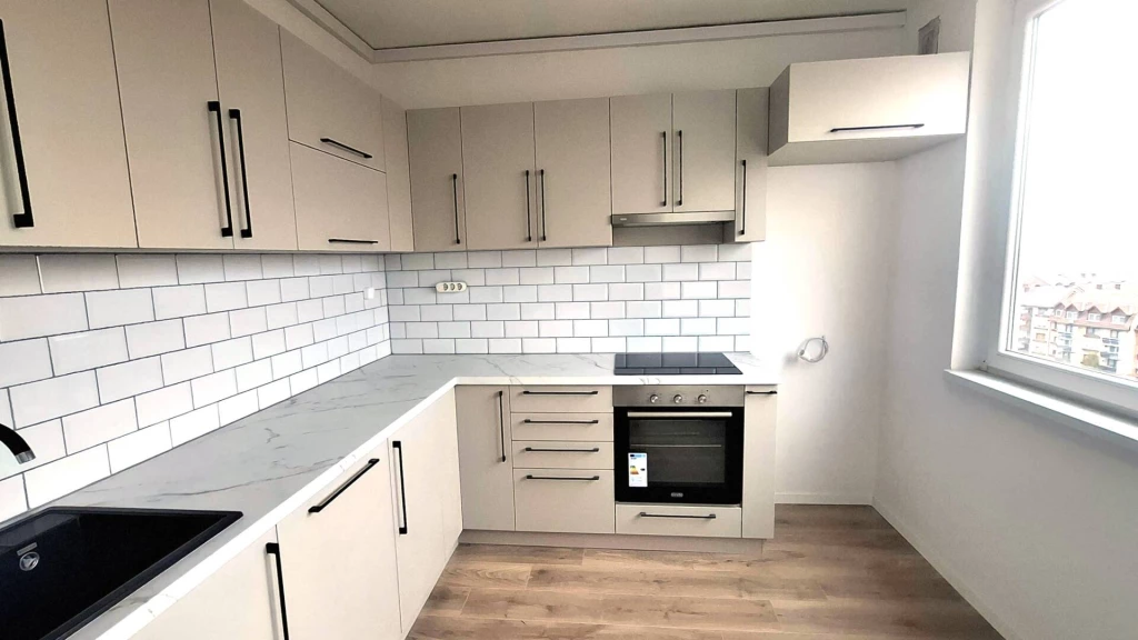 Debrecen, Tócóskertben eladó egy felújított, tágas (3 szobás) panellakás erkéllyel! Azonnal költözhető!