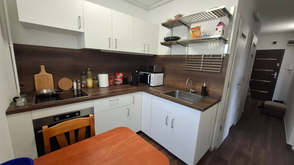 Felújított, klimatizált, 3 szobás panellakás eladó Debrecen Újkert városrészében