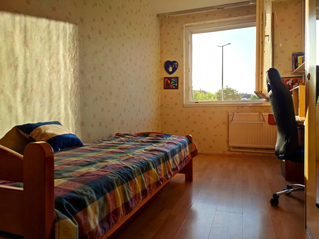 Debrecen Tócóskert városrészében, kiváló elhelyezkedéssel eladó egy 83 m²-es, jó állapotú földszinti lakás!