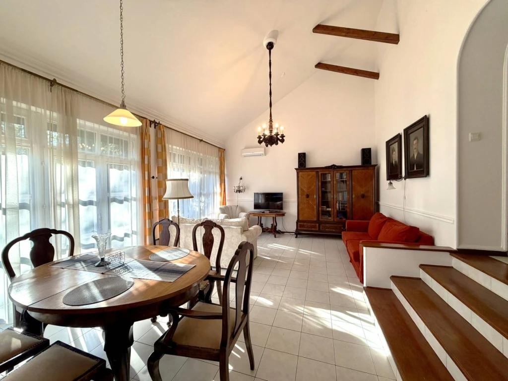 Kivételes lehetőség Debrecen szívében – egyedi, polgári hangulatú családi otthon!