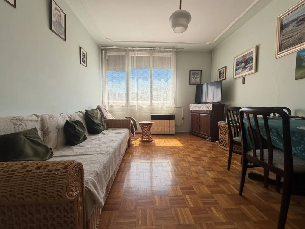 Világos lakás, zöld környezet, kiváló lokáció!