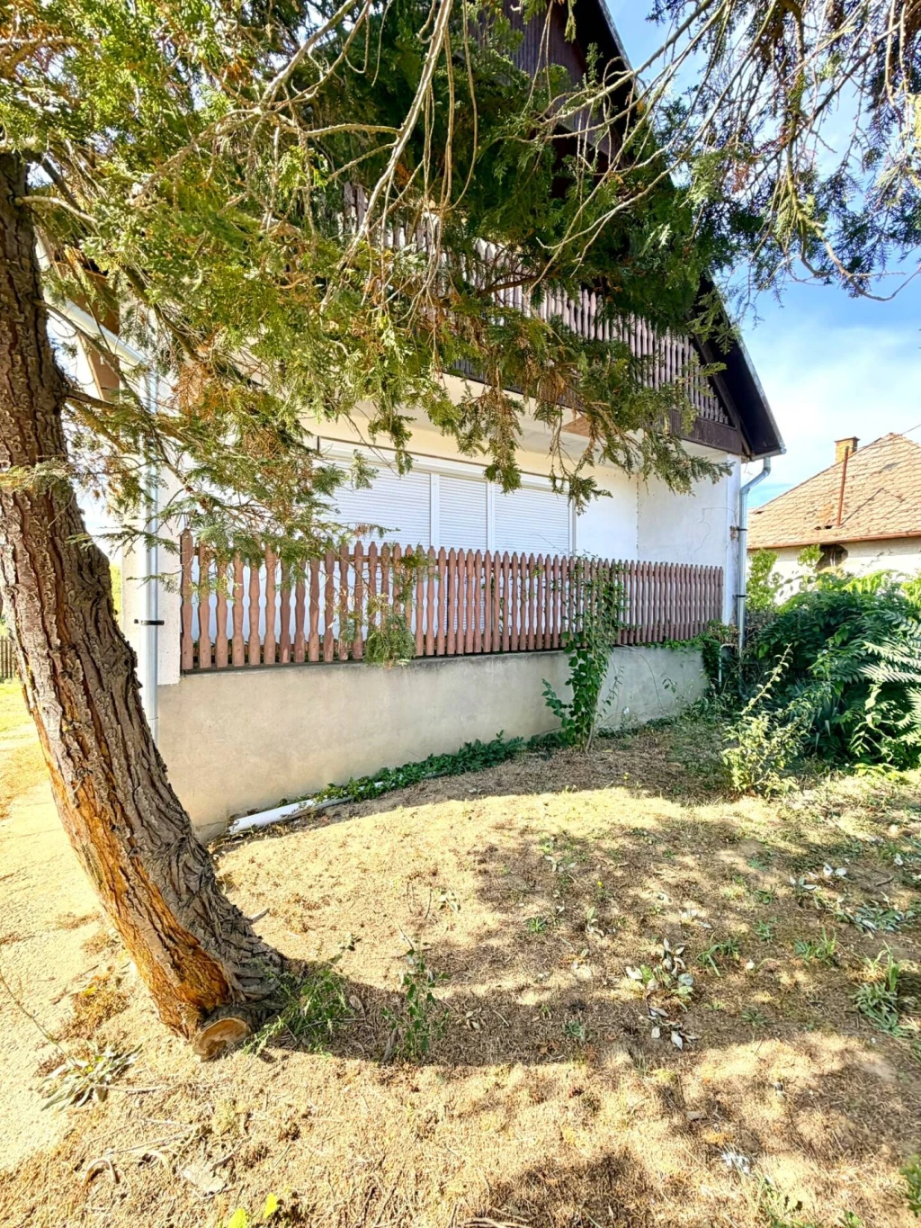 TÁGAS CSALÁDI HÁZ NAGYDOBOS FŐUTCÁJÁN – 2247 M²-ES TELEKKEL!