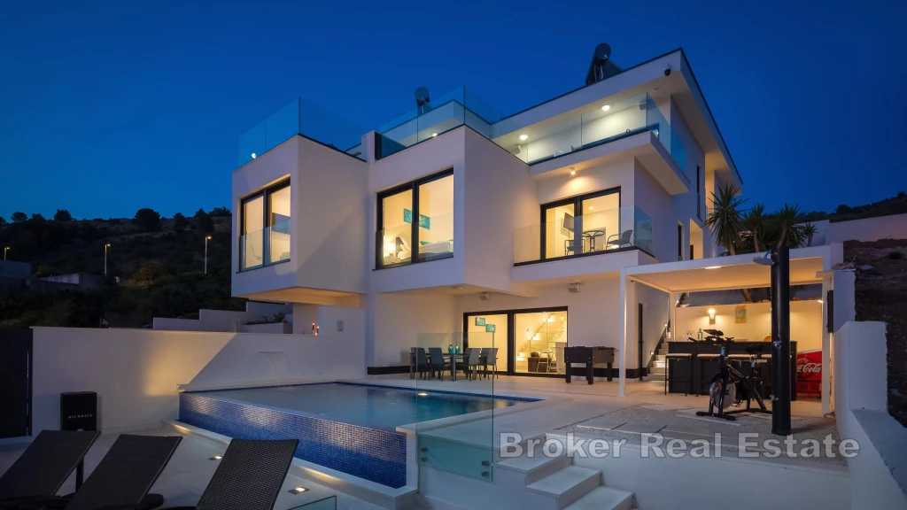 Stunning semi-detached villa with pool and a sea view