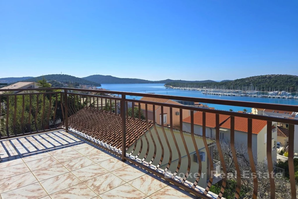 Apartment house with sea view