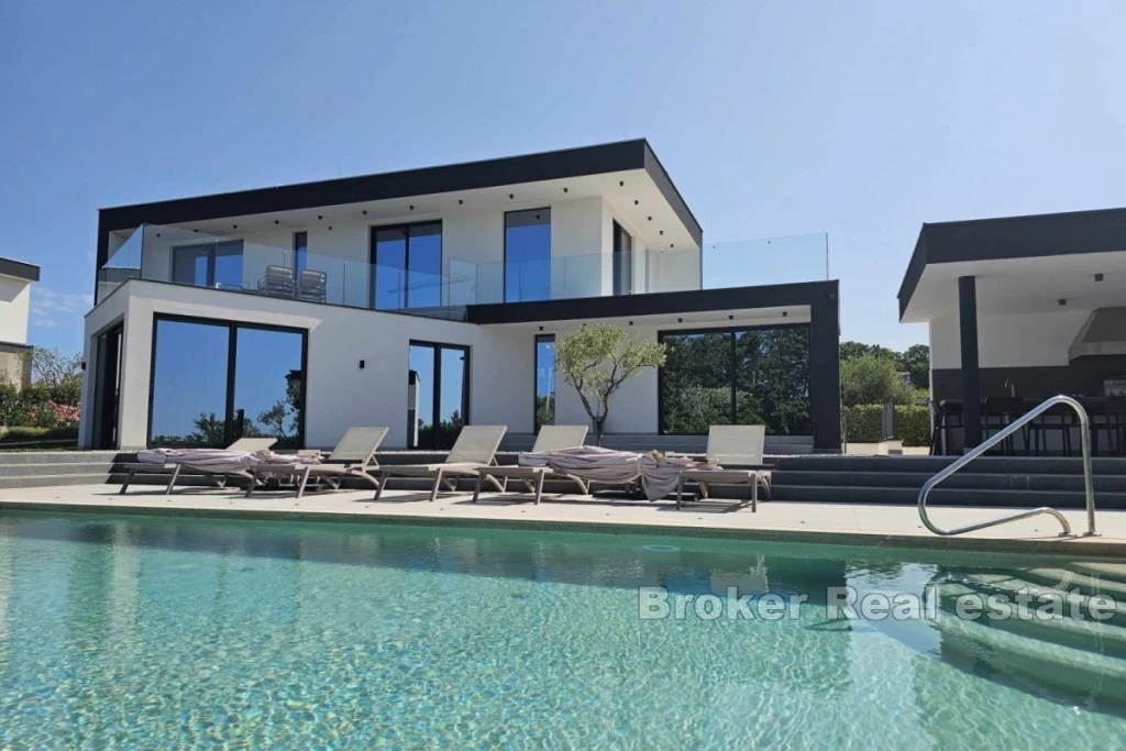 Luxury villa in a quiet location surrounded by greenery