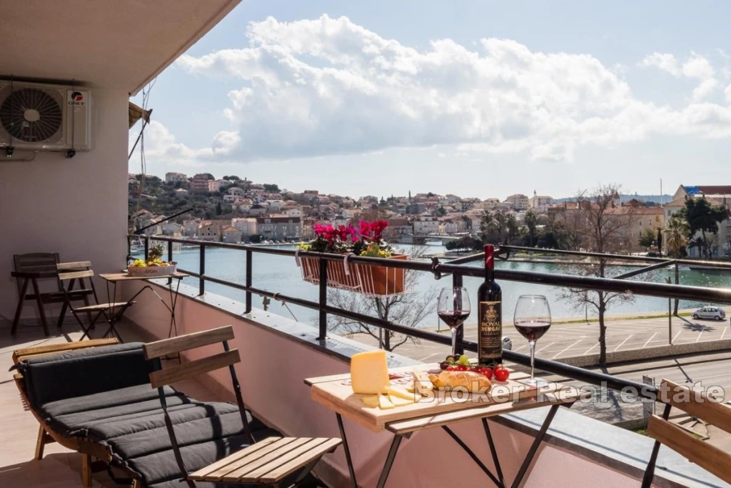 Beautiful apartment in the first row to the sea